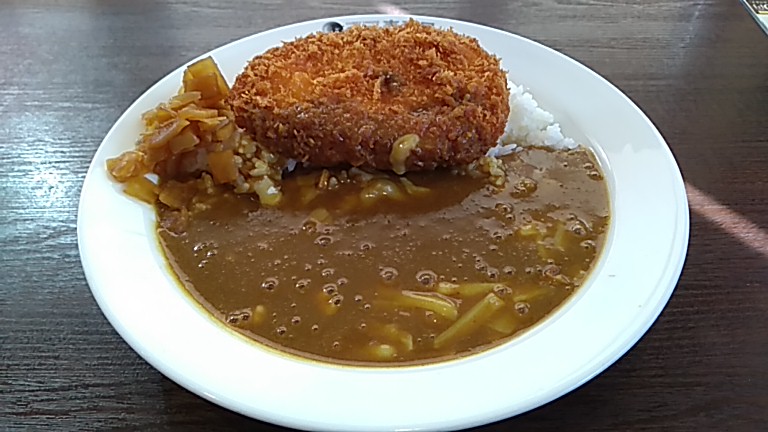 福神漬けを添えたエビカツカレー