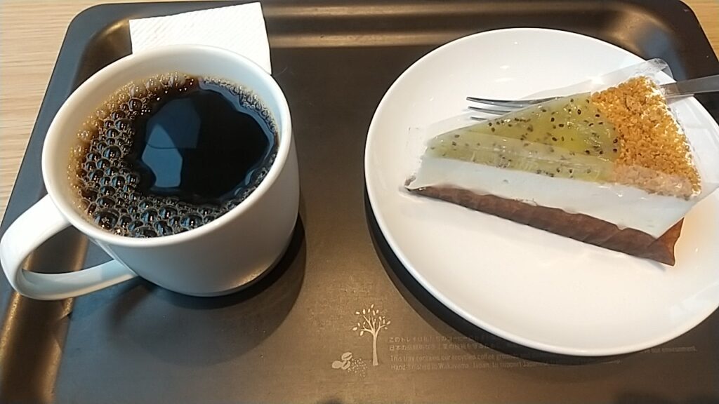 キウイのレアチーズケーキとコーヒー