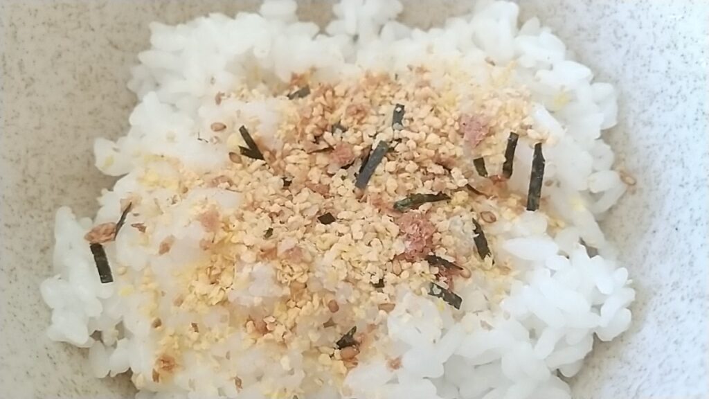 超濃厚バター醤油ふりかけをかけたご飯