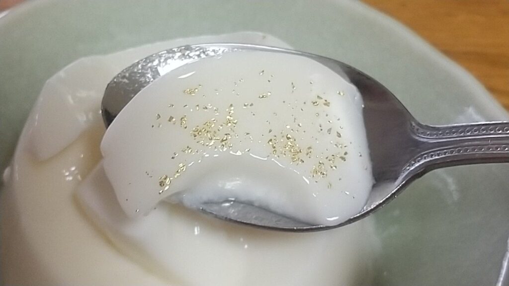 金粉ヨーグルトを食べる