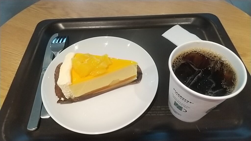 マンゴーのムースケーキとアイスコーヒー