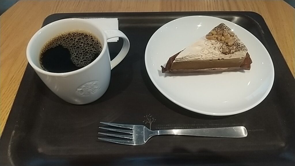 アーモンドミルクのほうじ茶ムースとコーヒー