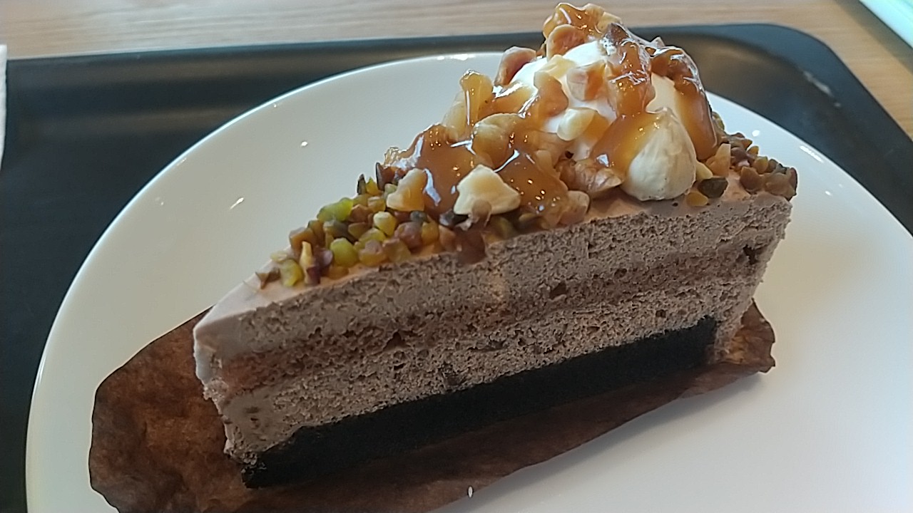 スタバのナッツ＆キャラメルのチョコレートケーキ