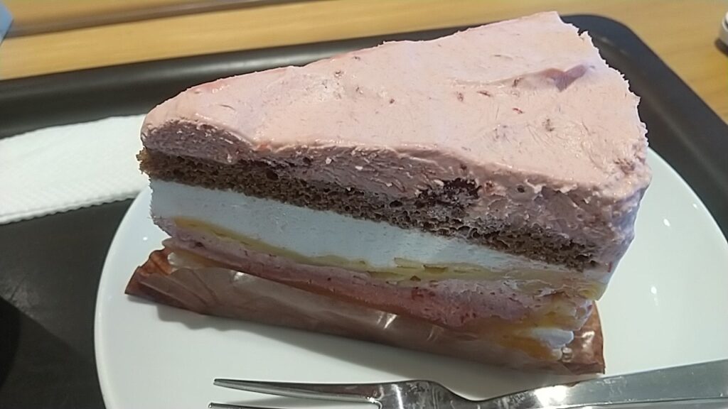 スタバのストロベリーのもちもちクレープケーキ