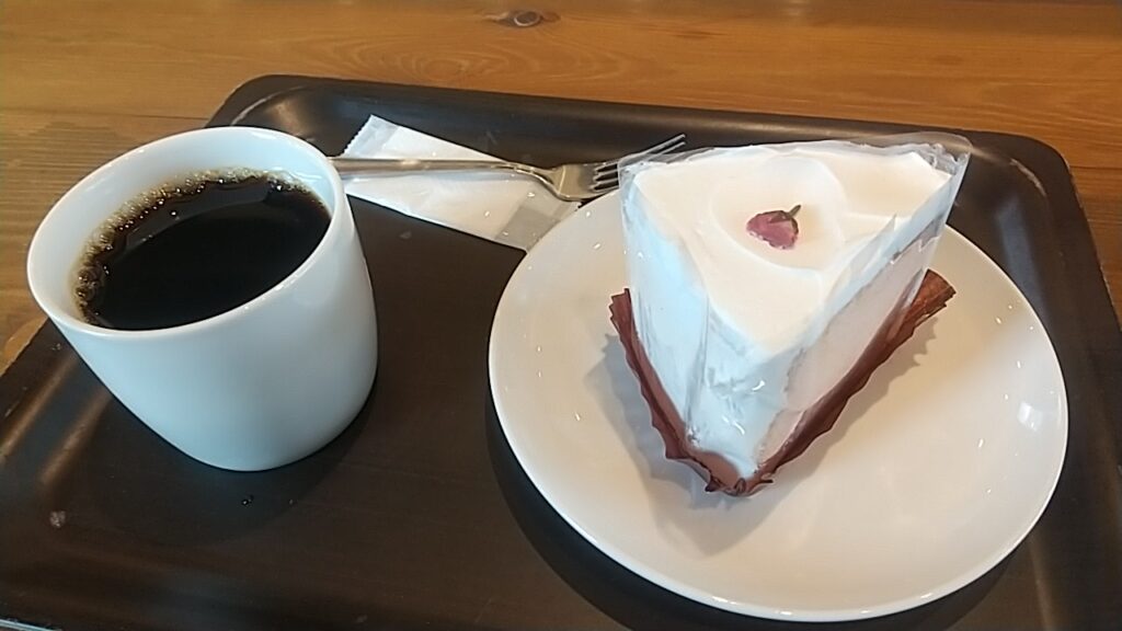 さくらシフォンケーキとドリップコーヒー