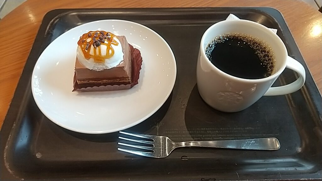 コーヒーとふんわりホイップ＆パイ入りチョコレートムースケーキ