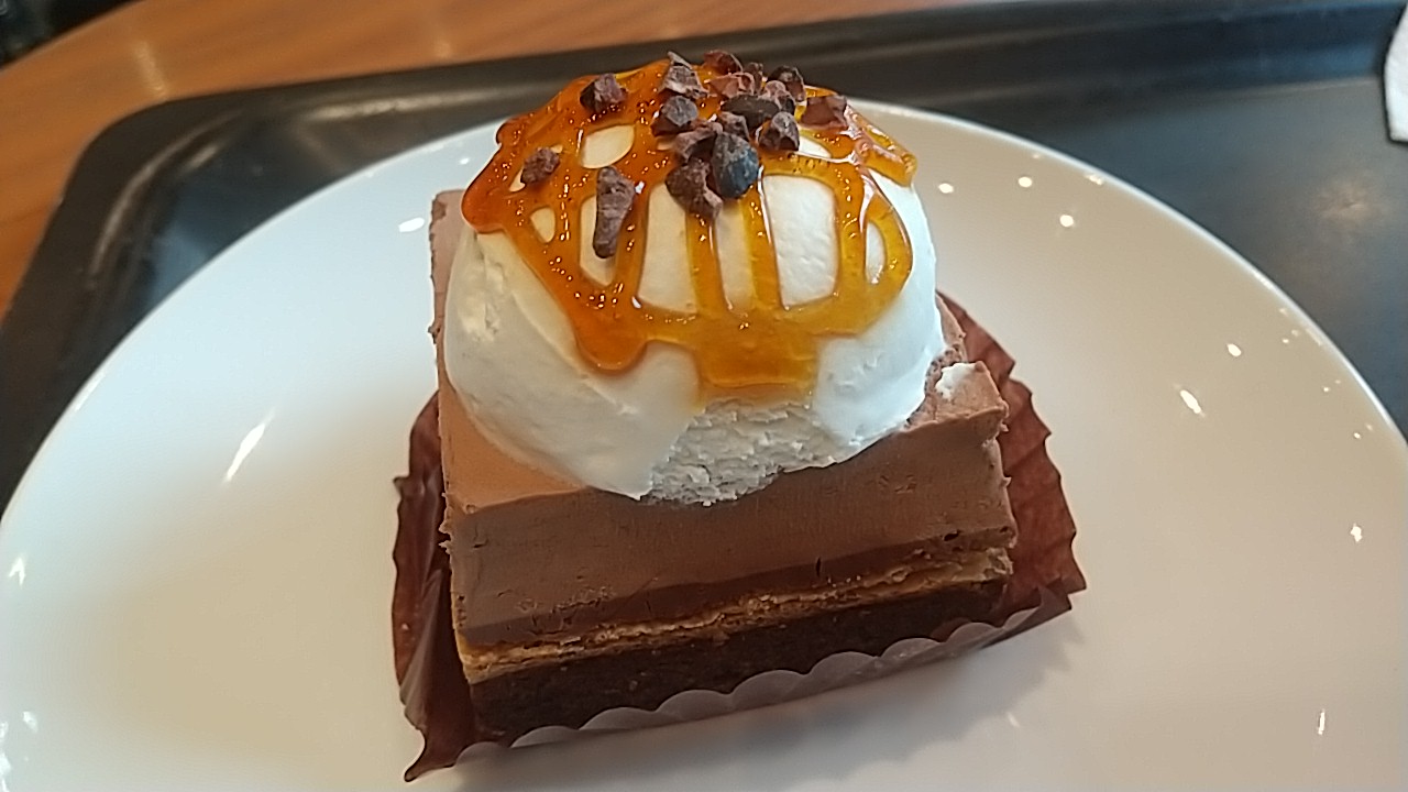 ふんわりホイップ＆パイ入りチョコレートムースケーキ